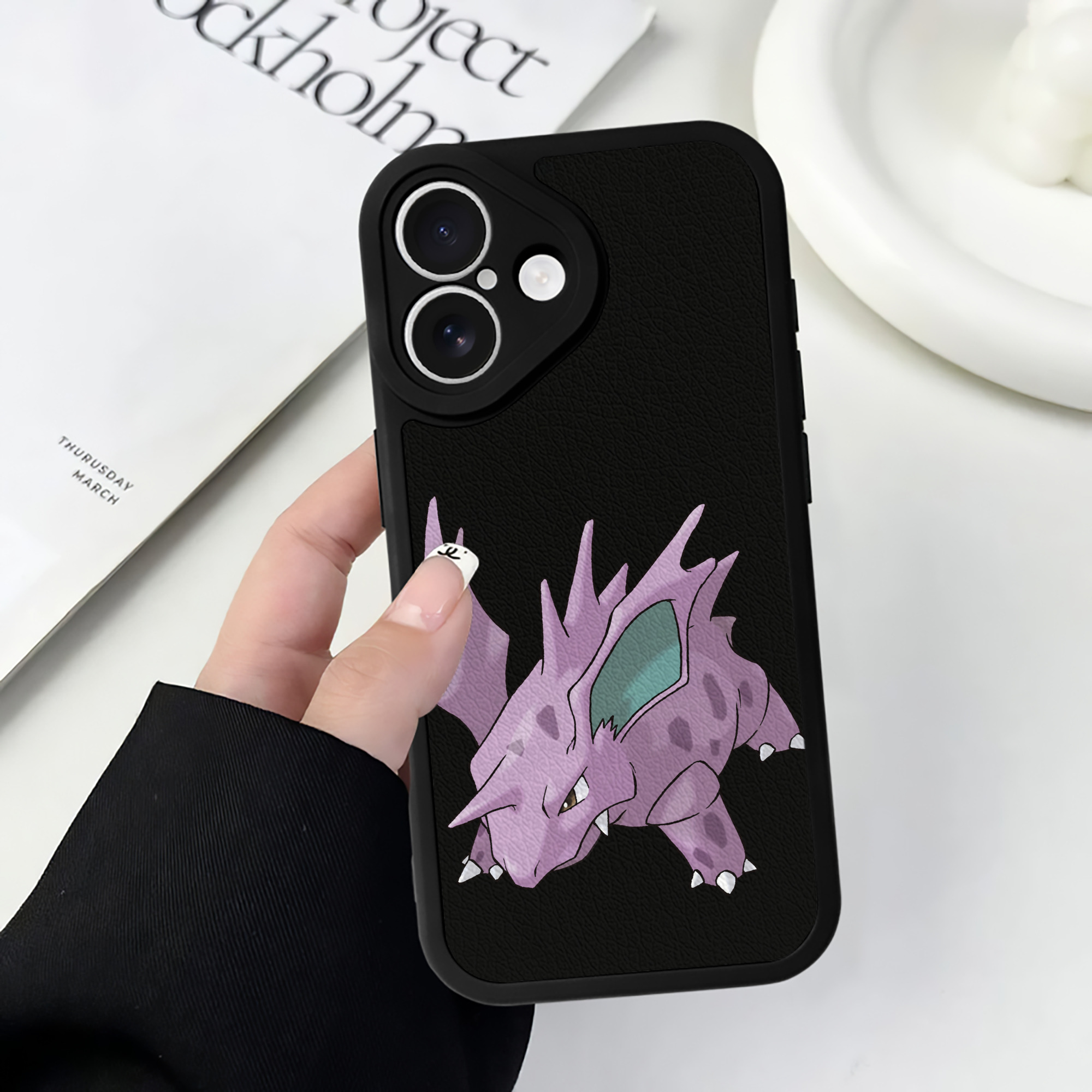 （画像用） ポケットモンスター Pokémon 【iPhone 16シリーズ対応】シリコンスマホケース（レザー調） 材質：シリコン